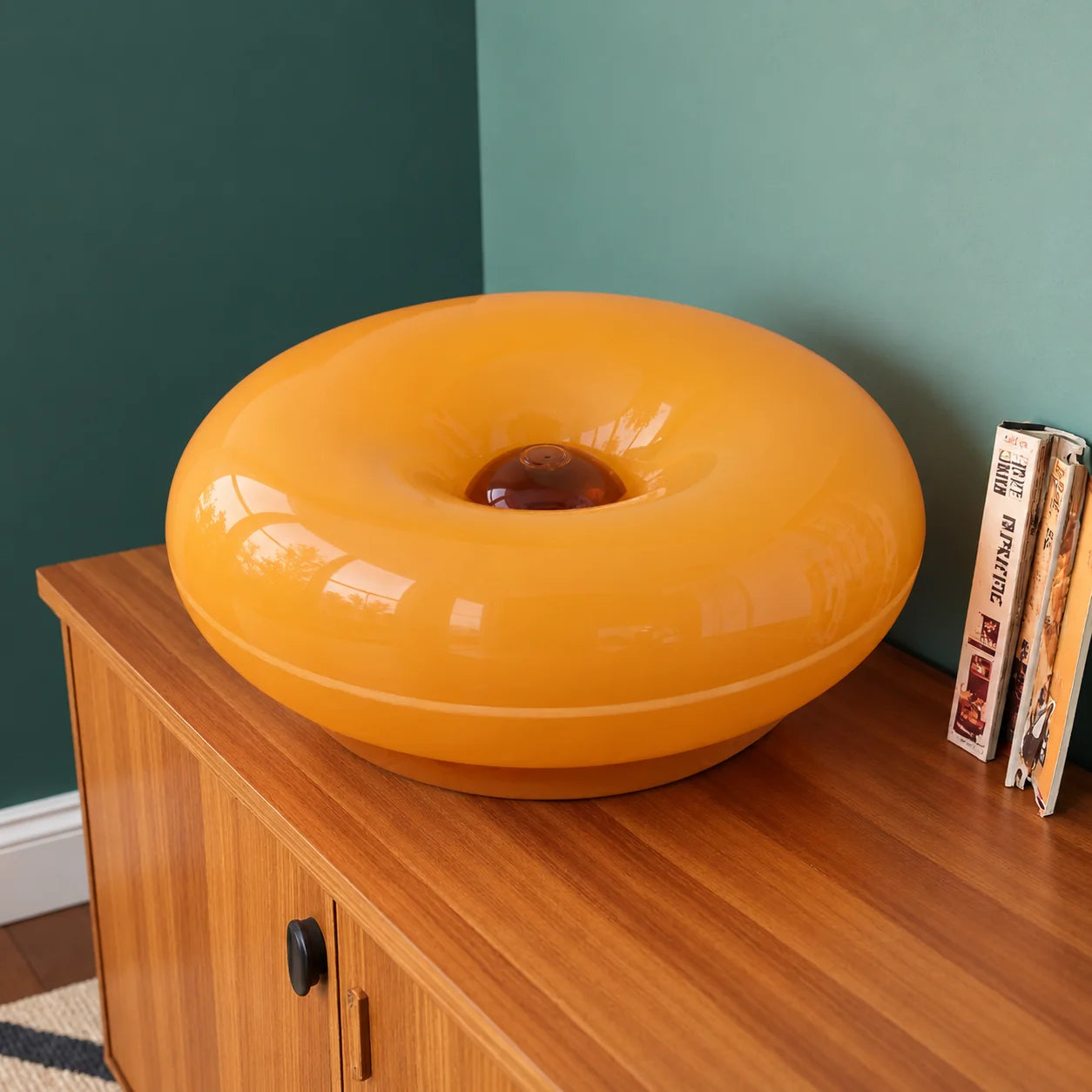 Lampe Donut éteinte puis allumée dans le même intérieur